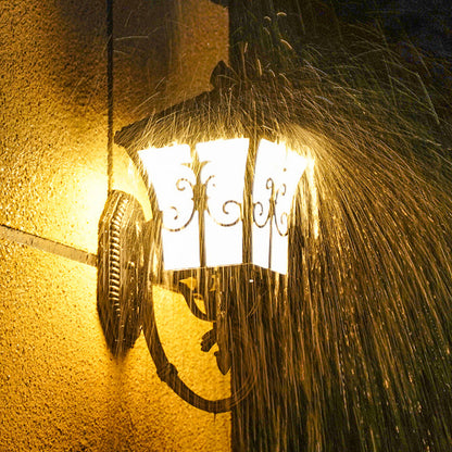 Vivolux | Frosted Glass Curved Lantern Wandleuchte Traditionelle Terrasse Klein/Groß Solar LED Wandlampe in Schwarz/Messing