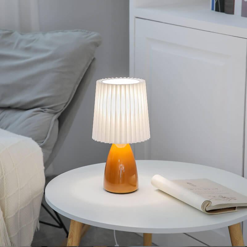 Vivolux | Skandinavische Retro-Tischlampe mit plissiertem Schirm und Glassockel