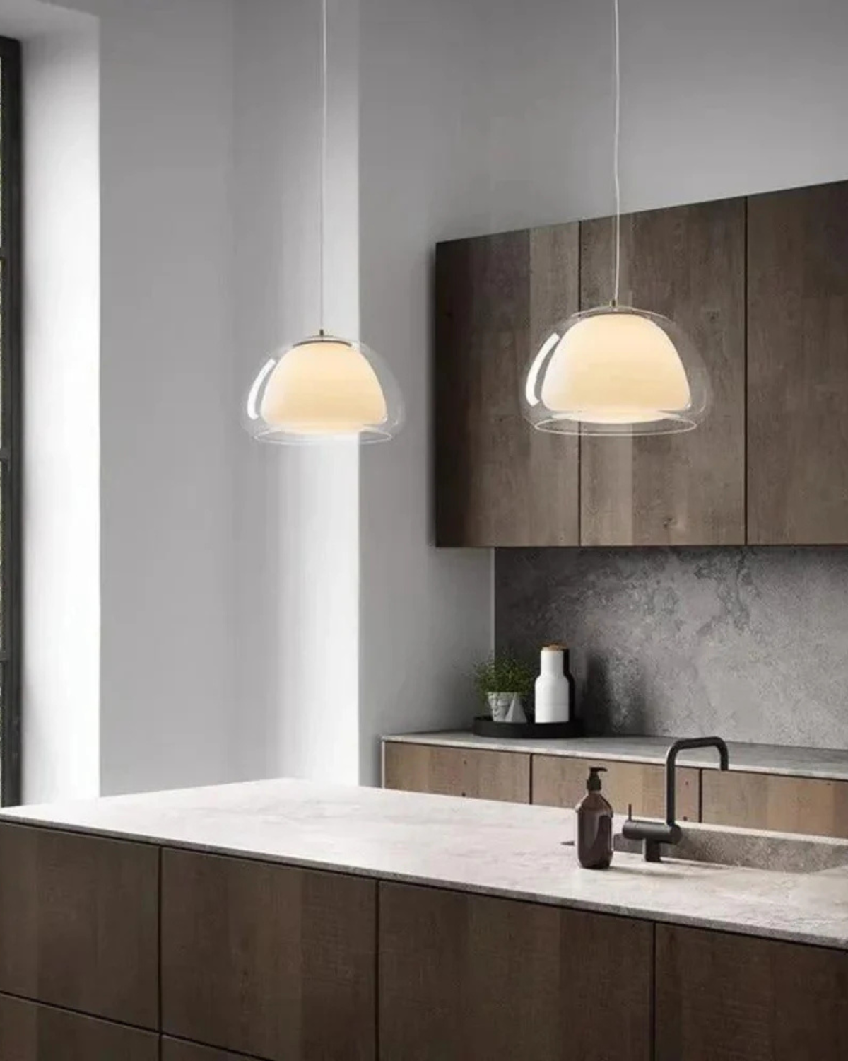 Vivolux | Elegante Lampe in Form einer Glaskuppel mit Kristallakzent