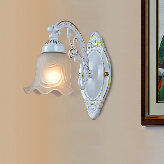 Vivolux | Blumen Schlafzimmer Wandlicht Leuchte Traditionell Satiniertes Glas 1 Licht Weiße Wandleuchte mit Metall Kurvigen Arm