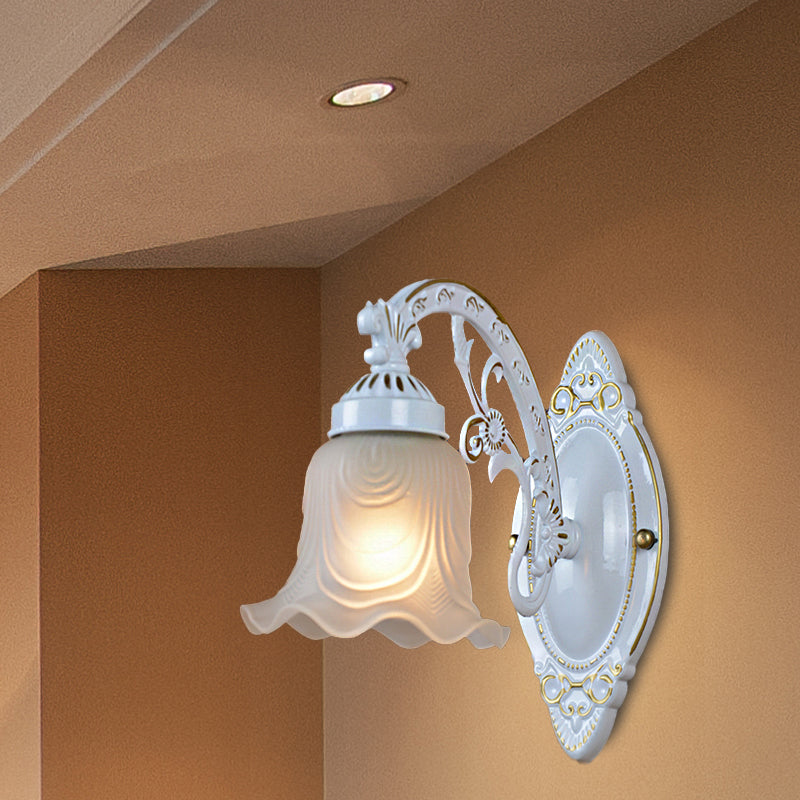 Vivolux | Blumen Schlafzimmer Wandlicht Leuchte Traditionell Satiniertes Glas 1 Licht Weiße Wandleuchte mit Metall Kurvigen Arm