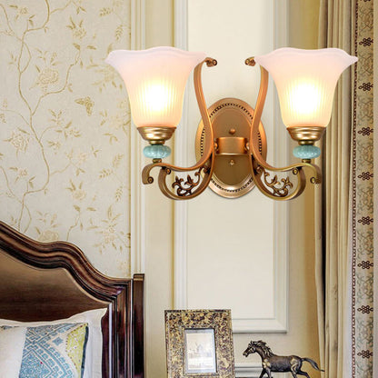 Vivolux | Traditionelle gekerbte Wandleuchte 1/2-Licht milchige Glas-Schirm Wandlampe in Gold für Schlafzimmer