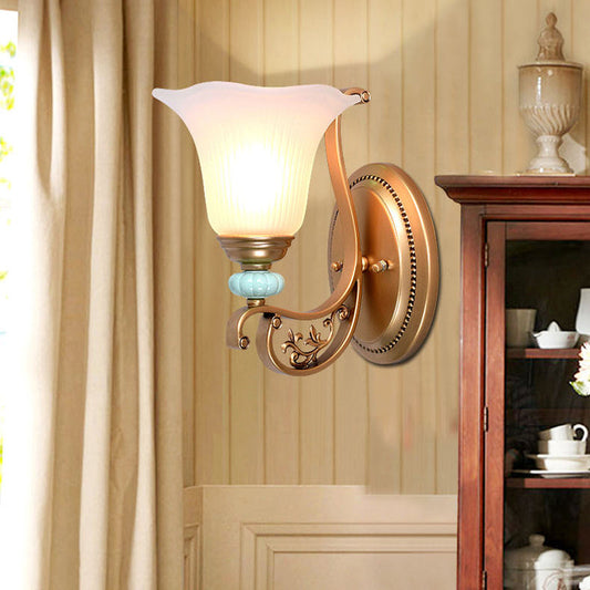 Vivolux | Traditionelle gekerbte Wandleuchte 1/2-Licht milchige Glas-Schirm Wandlampe in Gold für Schlafzimmer
