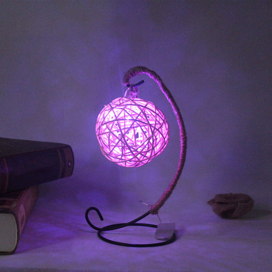 Vivolux | Rattan Ball Batterij Aangedreven Nachtlamp Kids Witte LED Tafelverlichting met Gebogen Arm