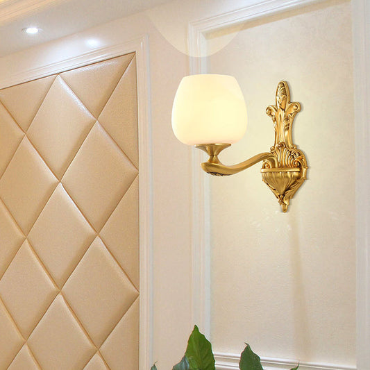 Vivolux | Kegelvormige ivoorkleurige glazen wandlamp vintage 1/2-bol slaapkamer wandverlichtingsarmatuur in goud