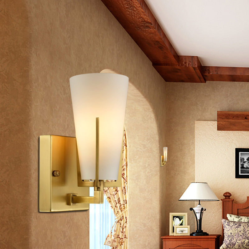 Vivolux | 1-Licht Kegelförmige Wandleuchte Retro Messing Satinierte Glaswandlampe mit quadratischer Rückplatte für das Schlafzimmer