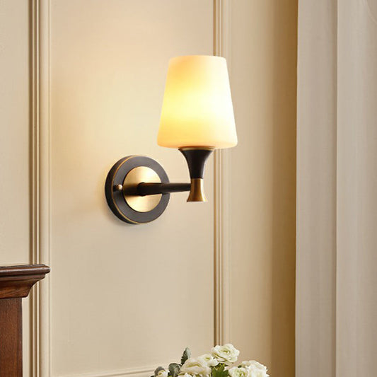 Vivolux | Konische Weißglas-Wandbeleuchtung Minimalistisch 1-Glühbirne Nachttisch-Wandleuchte in Schwarz und Messing