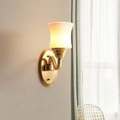 Vivolux | Einzel-Glühbirne Wandleuchte Antike Treppen Wandlampe mit gebogenem cremefarbenem Glasschirm in Messing