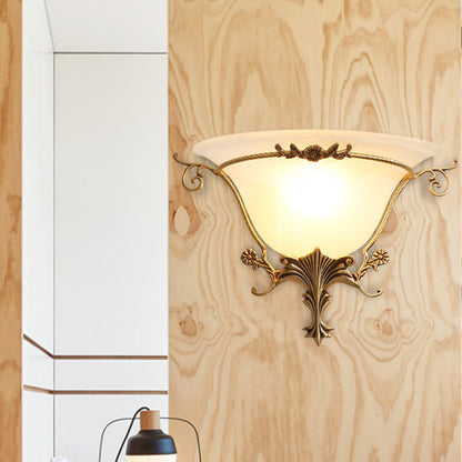 Vivolux | Trumpet Flare Wandleuchte Traditionelles Milchglas 1 Glühbirne Messing Wandmontierte Lampe mit Weintraubendekoration