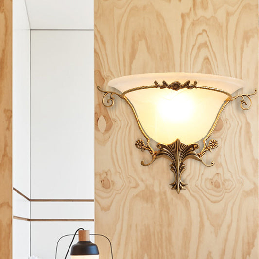 Vivolux | Trumpet Flare Wandleuchte Traditionelles Milchglas 1 Glühbirne Messing Wandmontierte Lampe mit Weintraubendekoration