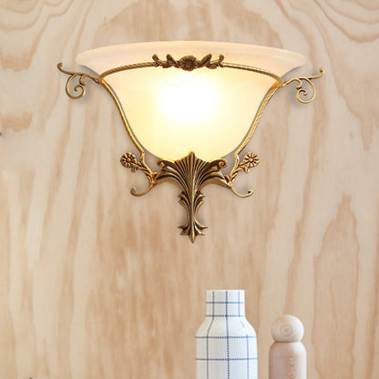 Vivolux | Trumpet Flare Wandleuchte Traditionelles Milchglas 1 Glühbirne Messing Wandmontierte Lampe mit Weintraubendekoration