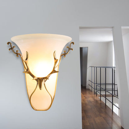 Vivolux | Traditionele Trompet Wandmontage Verlichting Frosted Glas 1 Hoofds Wandlamp in Messing met Eland