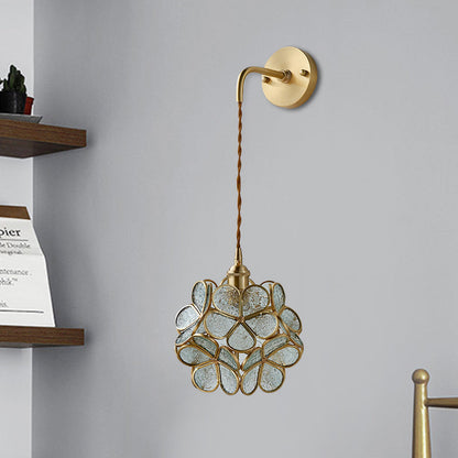 Vivolux | 1 Glühbirne Schlafzimmer Wandschalter Lampe Traditionelle Wandbeleuchtung mit Blumen weiß/rosa/blauem Glas-Schirm