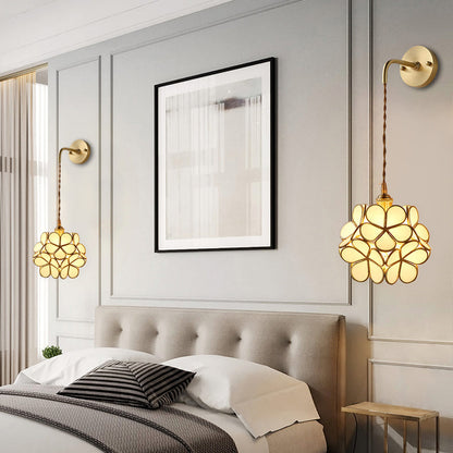 Vivolux | 1 Glühbirne Schlafzimmer Wandschalter Lampe Traditionelle Wandbeleuchtung mit Blumen weiß/rosa/blauem Glas-Schirm