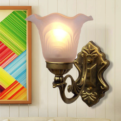 Vivolux | Bronzen Bloemen Wandlamp Traditionele Witte Glazen Schaduw 1-Licht Woonkamer Wandlamp met Bochtige Arm
