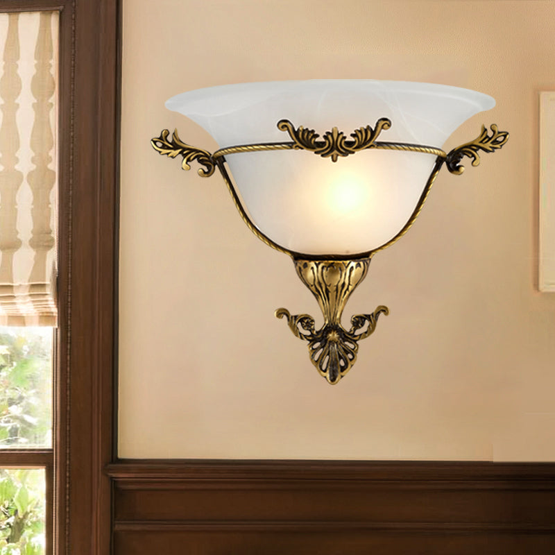 Vivolux | Einzelne Glühbirne Flush Mount Traditionelle Ausgebogene Milchglas-Wandlampe Beleuchtung in Messing für das Wohnzimmer