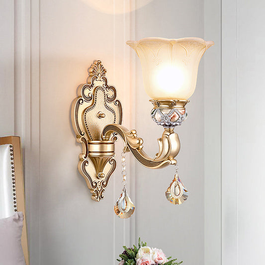Vivolux | 1 Glühbirne Florale Wandlampe Vintage Weiß Geätztes Glas Wandlampe mit Kristallakzent und goldener_lockiger Harzarm