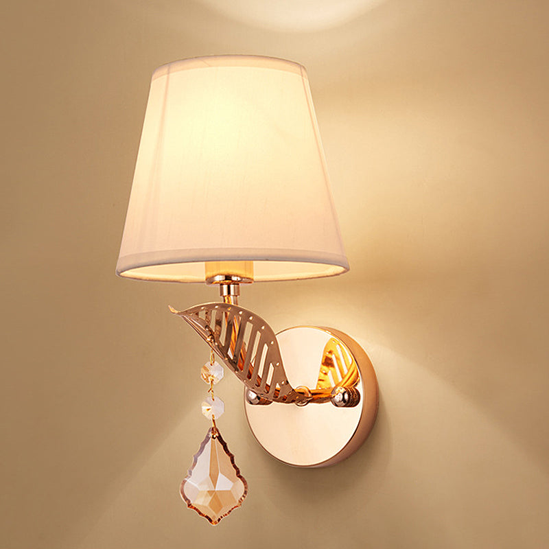 Vivolux | Stof Witte/Rode/Blauwe Wandlamp Tapered Bell 1-Lichts Traditionele Wandlamp voor Slaapkamer met Kristallen Ddrop