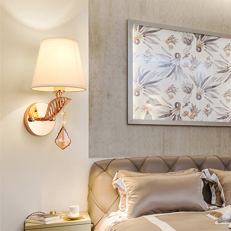 Vivolux | Stof Witte/Rode/Blauwe Wandlamp Tapered Bell 1-Lichts Traditionele Wandlamp voor Slaapkamer met Kristallen Ddrop