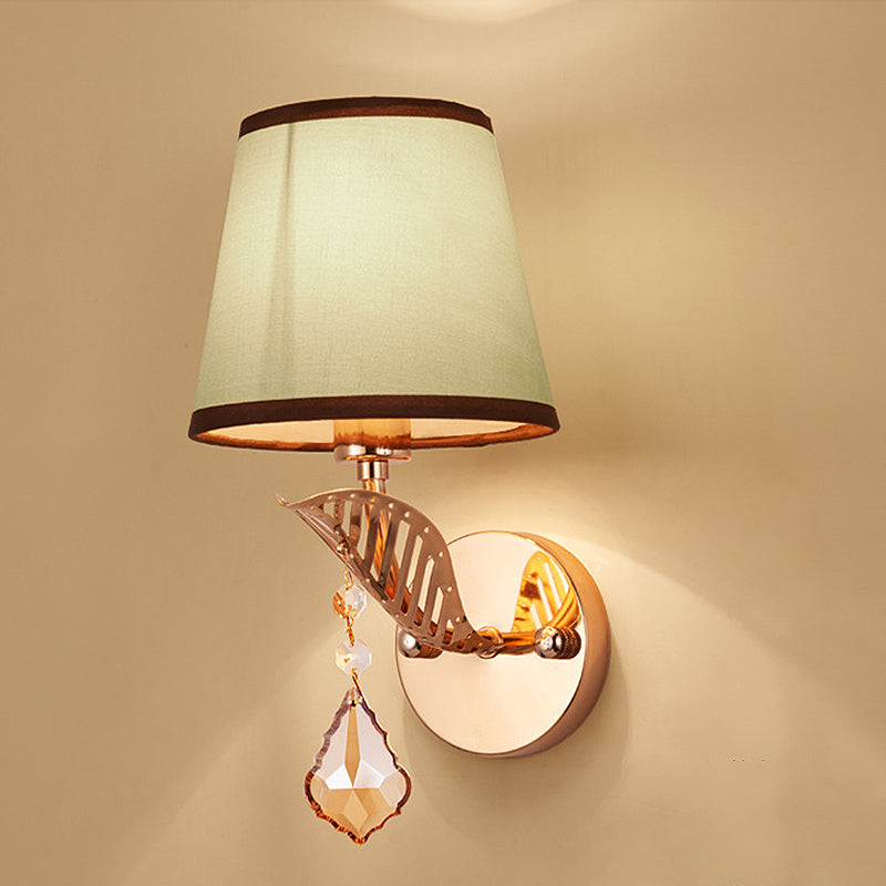Vivolux | Stof Witte/Rode/Blauwe Wandlamp Tapered Bell 1-Lichts Traditionele Wandlamp voor Slaapkamer met Kristallen Ddrop