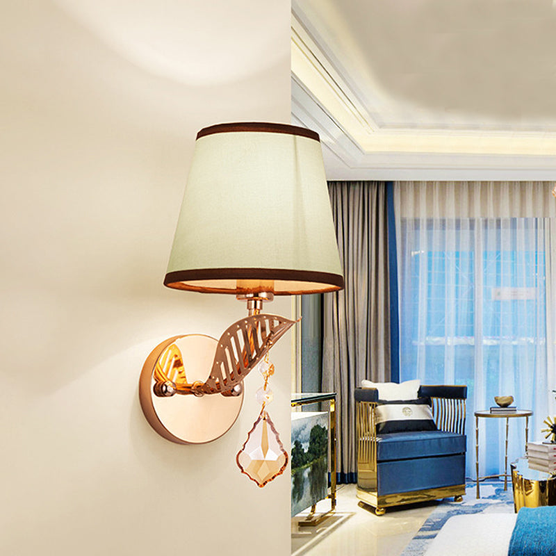 Vivolux | Stof Witte/Rode/Blauwe Wandlamp Tapered Bell 1-Lichts Traditionele Wandlamp voor Slaapkamer met Kristallen Ddrop