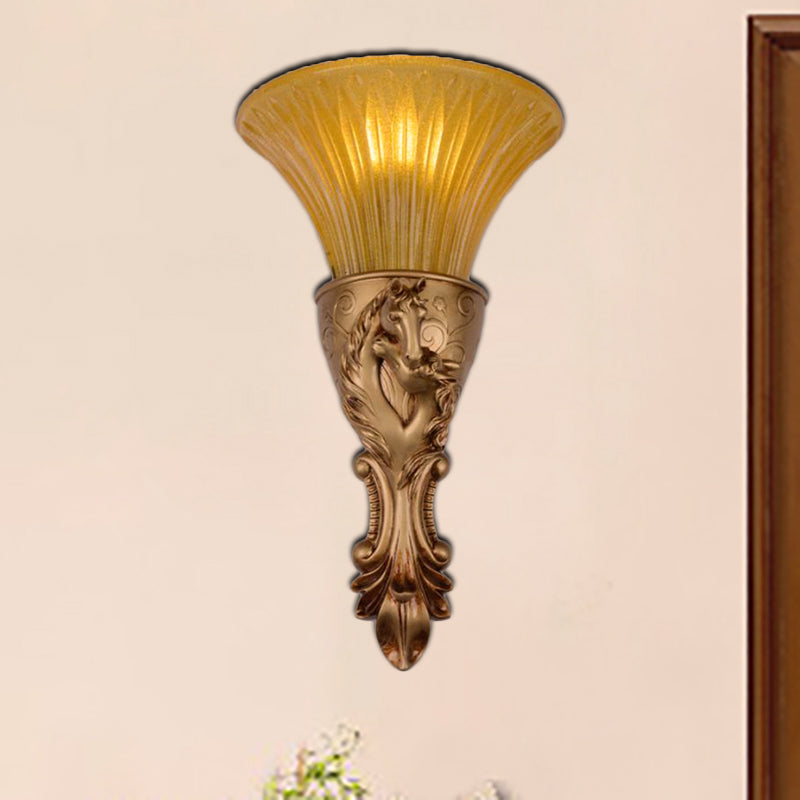 Vivolux | Witte/Goude Gegraveerde Wandlamp Kolonisatie Metaal 1 Lamp Wandverlichting Fixture met Uitlopende Amber Glazen Kap
