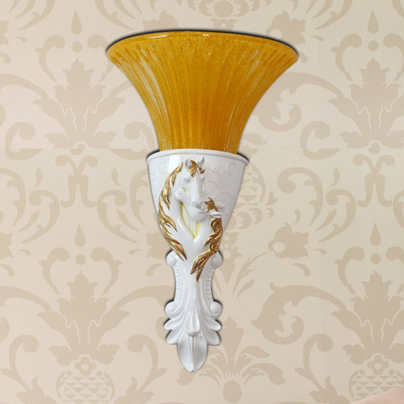 Vivolux | Witte/Goude Gegraveerde Wandlamp Kolonisatie Metaal 1 Lamp Wandverlichting Fixture met Uitlopende Amber Glazen Kap