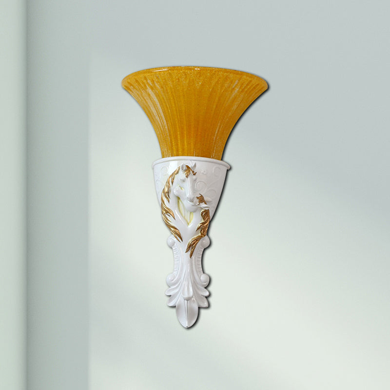 Vivolux | Witte/Goude Gegraveerde Wandlamp Kolonisatie Metaal 1 Lamp Wandverlichting Fixture met Uitlopende Amber Glazen Kap
