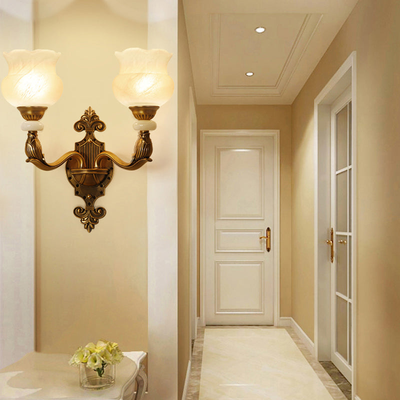 Vivolux | 1/2-Birnen Florale Wandlichtleuchte Klassischer Stil Milchglas Wandleuchte mit Messing geschnitztem Rückenteil