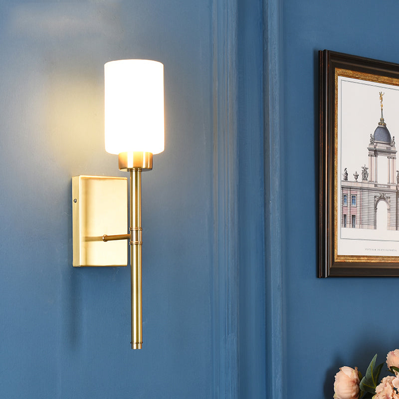 Vivolux | Zylinder Schlafzimmer Wandlampe Wandleuchte im modernistischen Stil mit weißem Glas 1/2-Kopf Messingfinish Wandleuchte mit Bleistiftarm