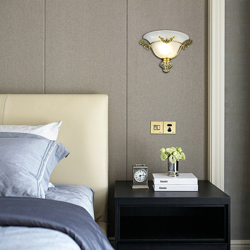 Vivolux | Bell Wandleuchte Kolonial 1 Kopf Weißes Glas Wandbeleuchtungseinrichtung mit Silber/Messing geschnitztem Metall Dekor für Flur