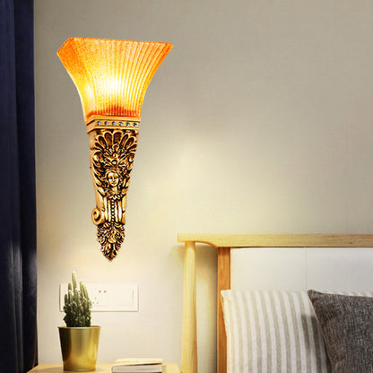 Vivolux | Geribbeld Glas Fakkel Wandlamp Koloniaal 1 Lamp Amber Muurbevestigde Lamp met Gouden Afwerking Geproduceerde Achterplaat