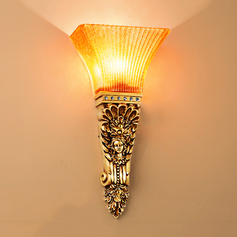 Vivolux | Geribbeld Glas Fakkel Wandlamp Koloniaal 1 Lamp Amber Muurbevestigde Lamp met Gouden Afwerking Geproduceerde Achterplaat