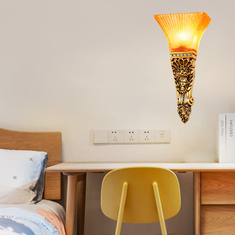 Vivolux | Geribbeld Glas Fakkel Wandlamp Koloniaal 1 Lamp Amber Muurbevestigde Lamp met Gouden Afwerking Geproduceerde Achterplaat