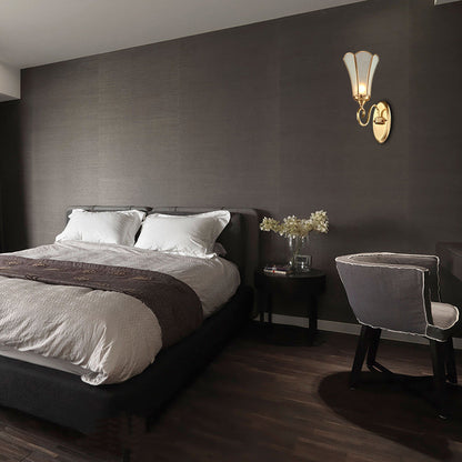 Vivolux | Blumen Wohnzimmer Wandlampe Traditionelle Metall 1 Kopf Messing Wandmontierte Leuchte mit Weißem Facettenglas-Schirm