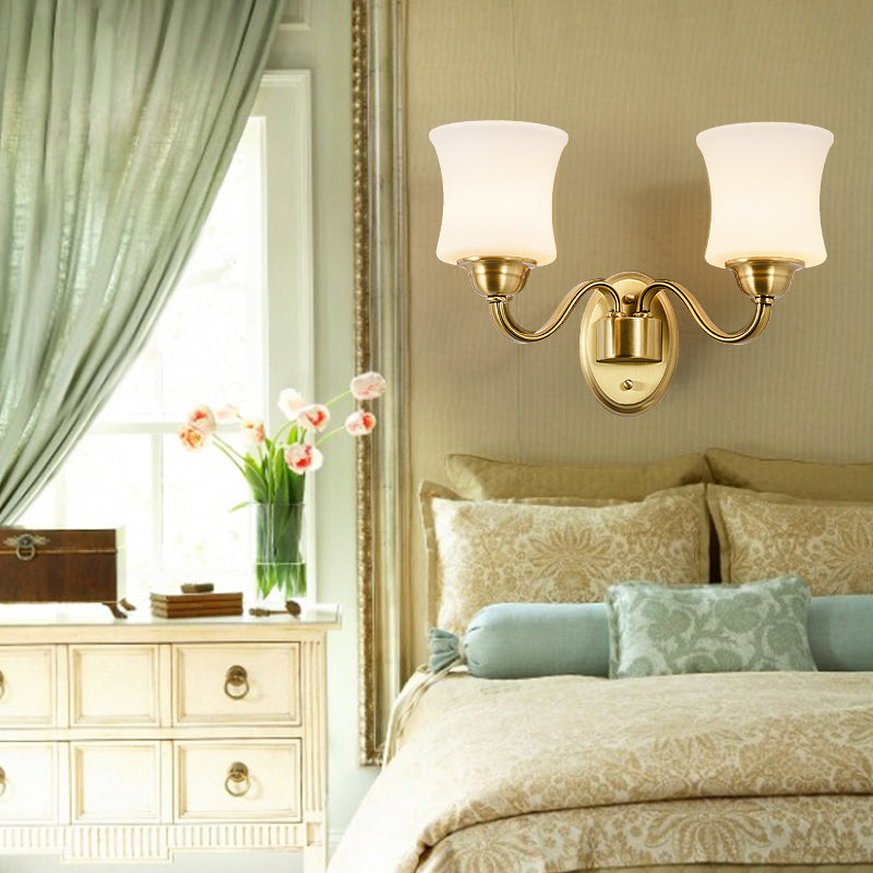 Vivolux | Zylinder Schirm Schlafzimmer Wandmontage Licht Traditioneller Stil Milchglas 1/2-Licht Messingfinish Wandlampe