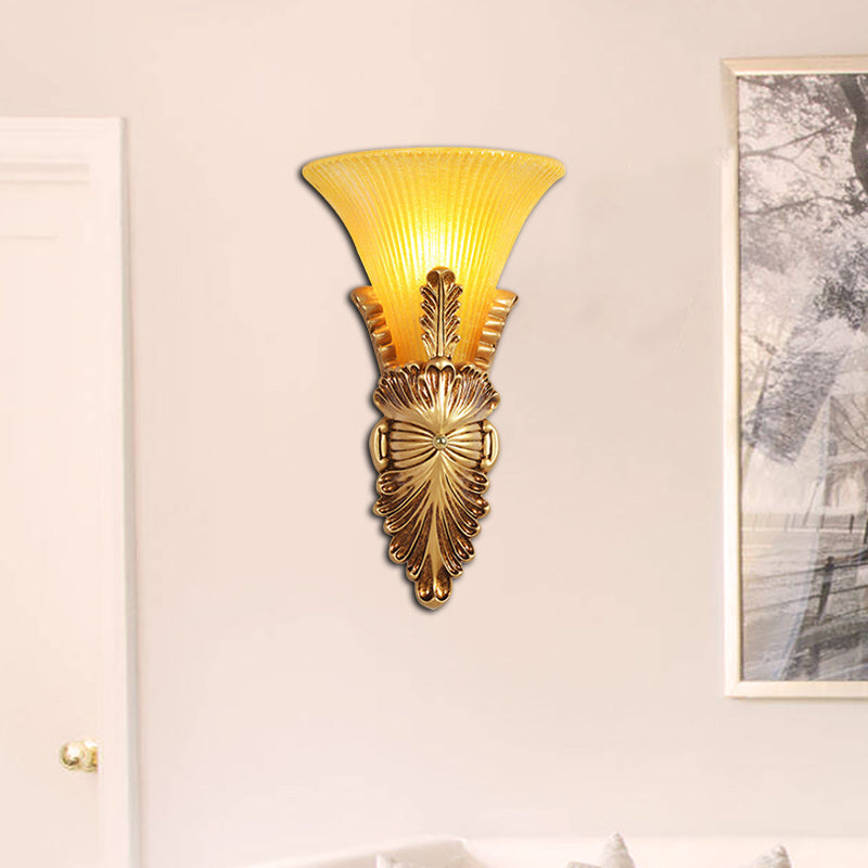 Vivolux | 1 Kopf Wandlampe mit Glockenschirm gelbes Glas und Harz Lodge Stil Schlafzimmer Wand Sconce in Gold