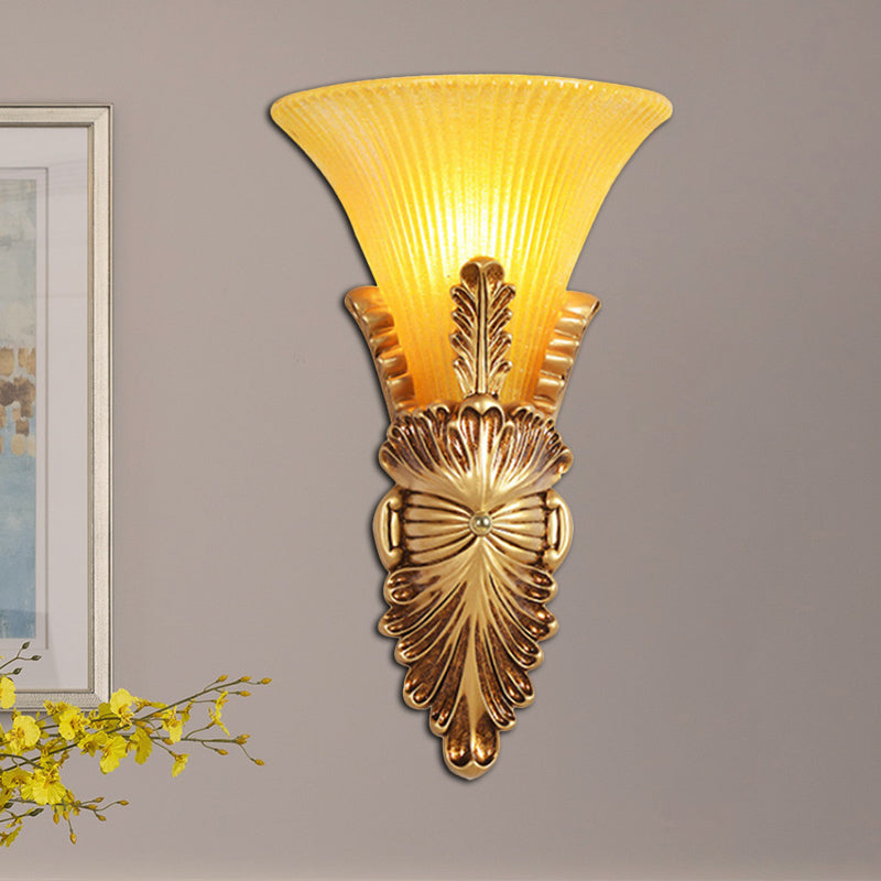 Vivolux | 1 Kopf Wandlampe mit Glockenschirm gelbes Glas und Harz Lodge Stil Schlafzimmer Wand Sconce in Gold