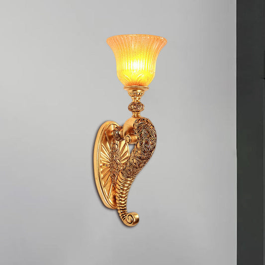 Vivolux | Retro stijl bell wandlamp 1 gloeilamp amber glazen wandverlichting met bronzen/gouden gebogen arm voor slaapkamer