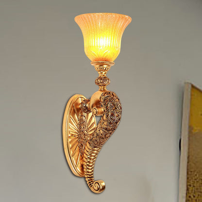 Vivolux | Retro stijl bell wandlamp 1 gloeilamp amber glazen wandverlichting met bronzen/gouden gebogen arm voor slaapkamer