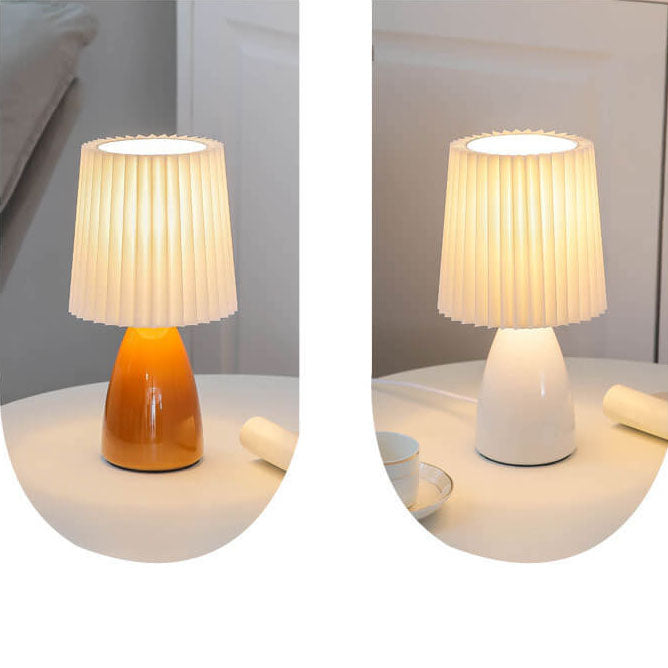 Vivolux | Skandinavische Retro-Tischlampe mit plissiertem Schirm und Glassockel