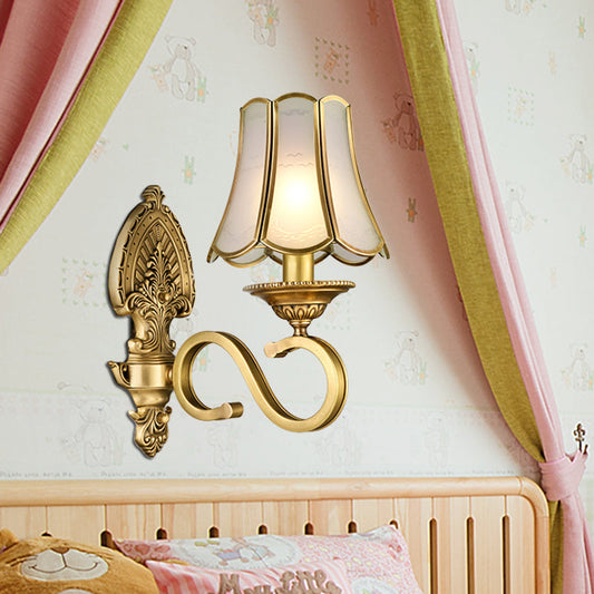 Vivolux | Gouden 1/2 hoofden wandlamp retro metalen gebogen arm wandverlichting met uitlopende faceted glazen schaduw