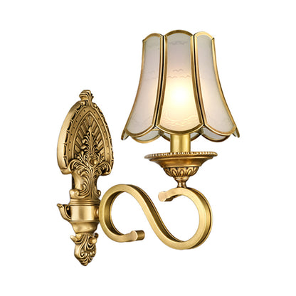 Vivolux | Gouden 1/2 hoofden wandlamp retro metalen gebogen arm wandverlichting met uitlopende faceted glazen schaduw