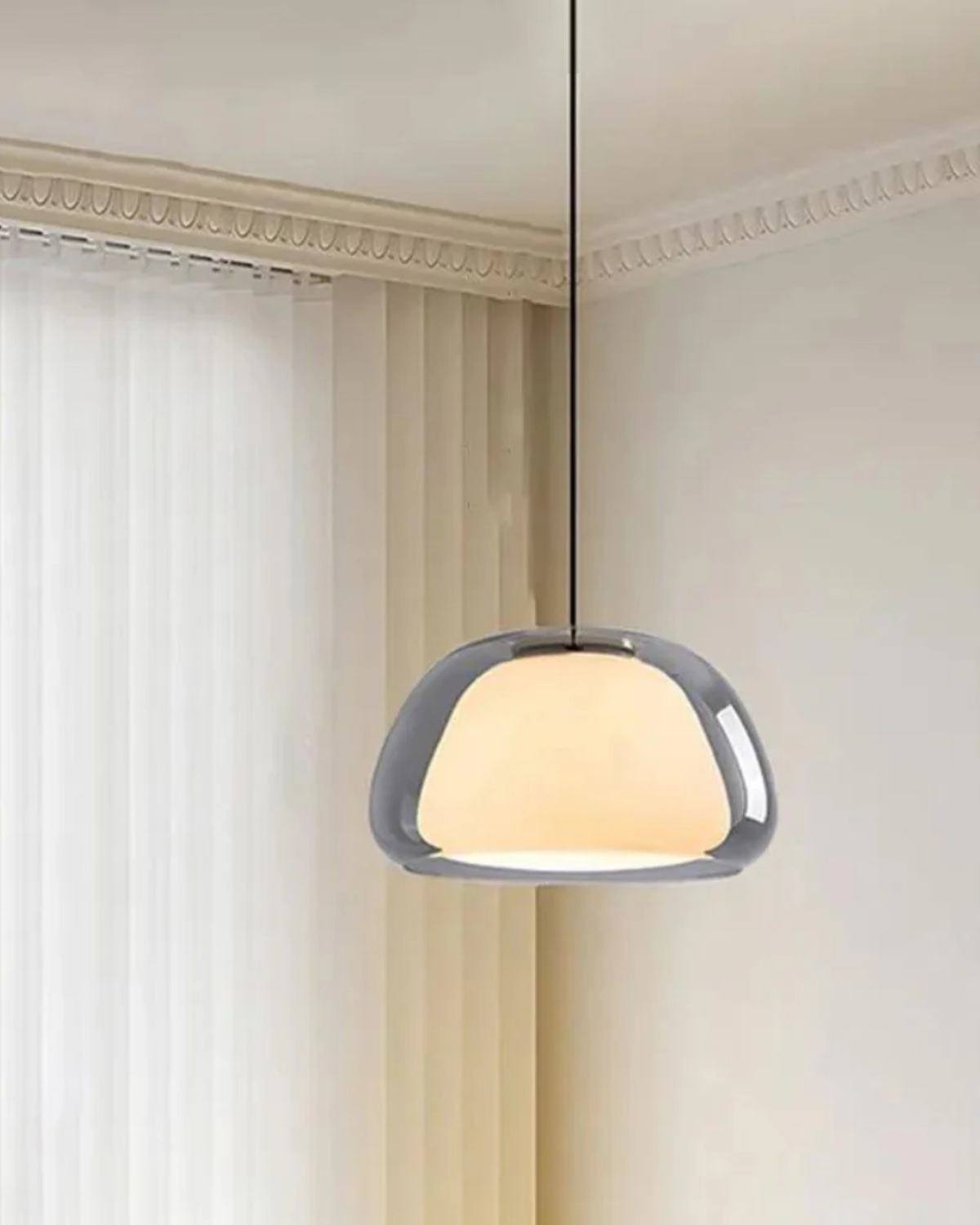 Vivolux | Elegante Lampe in Form einer Glaskuppel mit Kristallakzent