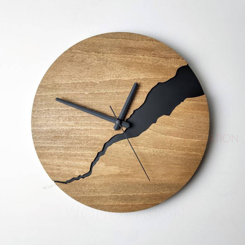 Vivolux | RusticEdge – Einzigartige Wanduhr mit rissiger Holzoberfläche und rustikaler Eleganz