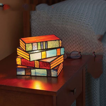 Vivolux | Schreibtischlampe mit gestapelten Büchern