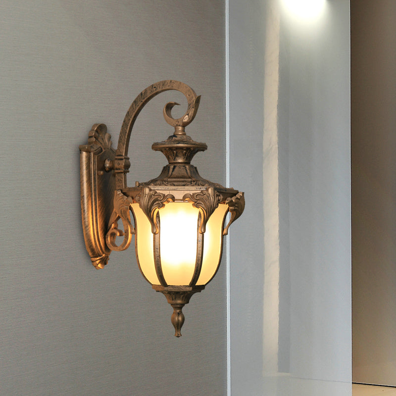 Vivolux | Acorn Buiten Wandlamp Fixture Lodges Witte Glas 1 Licht Zwart/Brass Afwerking Wandlamp met Swirl Arm