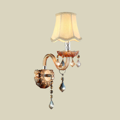 Vivolux | Beige 1 Lamp Wandlamp Traditionele Stof Golf Wandplank met Duidelijke Kristal Dorpel en Gebogen Glazen Arm