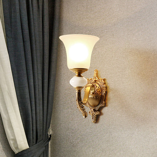 Vivolux | Opal Glas Bel Up Wandlamp Traditioneel 1-Lichts Trap Wandmontage Lichtarmatuur in Messing