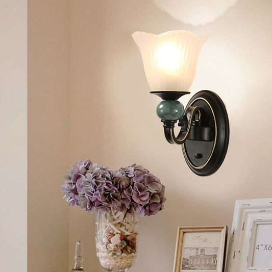 Vivolux | Schwarze Fließende Wandlampe Traditionelles Opal Rippenglas 1/2-Birnen Schlafzimmer Wandleuchte mit Wirbelarm